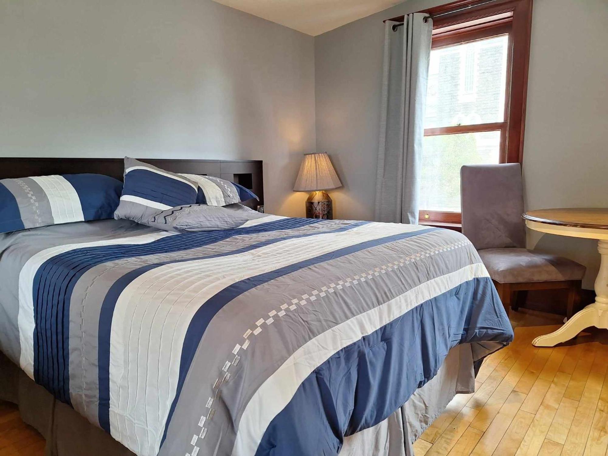 Le 100 St-Laurent Louiseville Ngoại thất bức ảnh